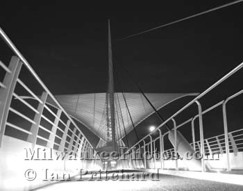 Photograph of MIlwaukee Art Museum and Moon from www.MilwaukeePhotos.com (C )Ian Pritchard